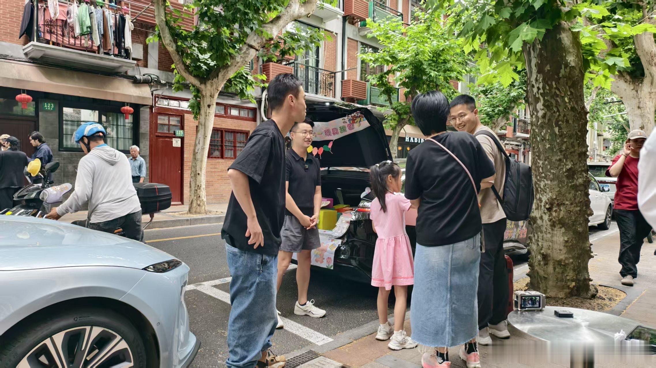 上海人过儿童节有多拼？有车主把轿车变“多啦A梦口袋”，在豫园给大人发竹蜻蜓。爷叔