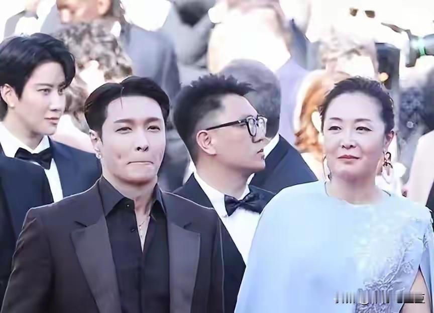 张艺兴参加戛纳红毯这是有些紧张吗？
照片当中的他想笑又不敢笑，抿着嘴不敢露出牙。