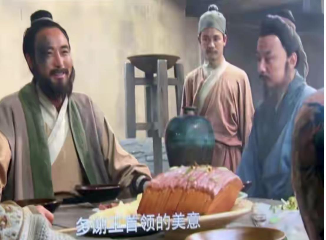 在宋代背景的宴席桌上，本该是“大块吃肉”的古代菜肴，却赫然摆着一块现代吐司面包！