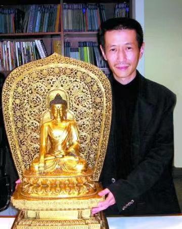 一名中国男子以2.7亿的价格在法国拍下圆明园兔首和鼠首，当被要求付款时，男子却说