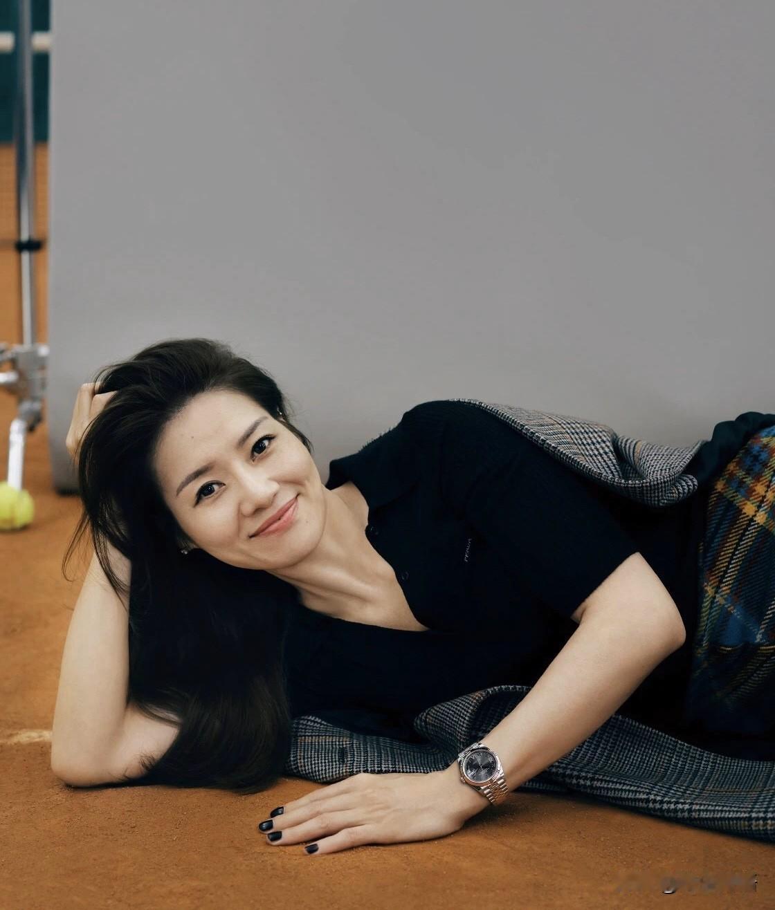 李娜退役后为什么不愿去当官，也不上电视卖广告捞钱，却是搞了一个网球学院而安身立命