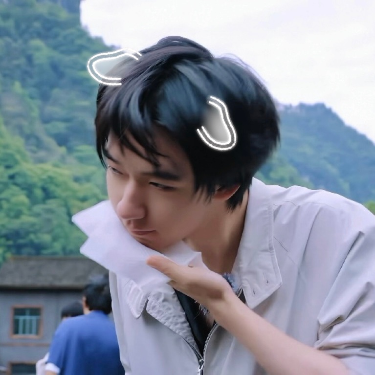 一只刚睡醒脸颊还肉嘟嘟的素颜小狗🍼 