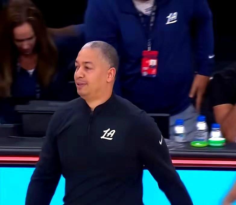 快船首发是豪华版，替补是地摊货。
祖巴茨一个人撑内线，泰斯上场像来打卡的。
伦纳