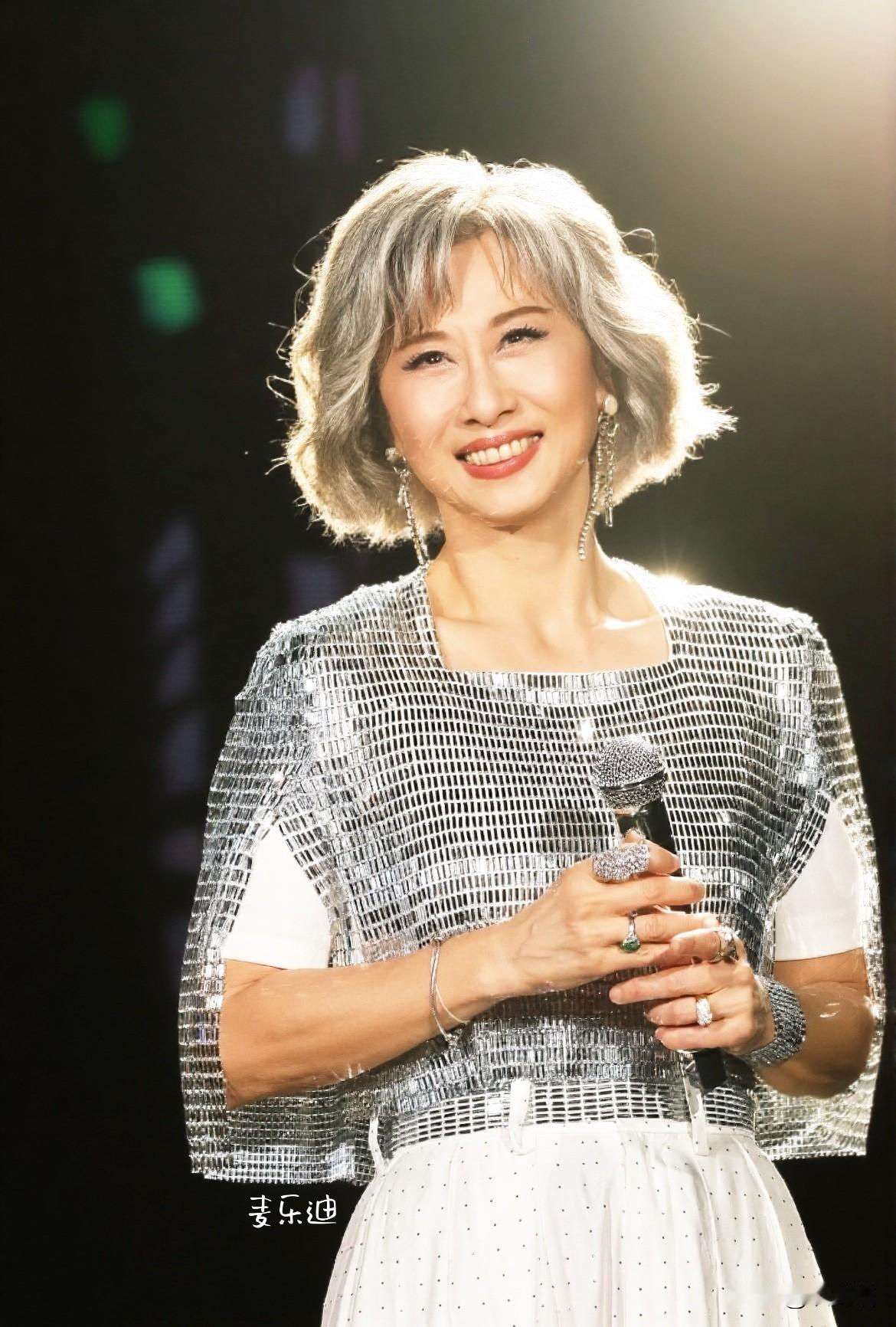 64岁叶蒨文也太绝了！
3小时演唱会又蹦又跳，唱歌气息稳得像刚开嗓，这状态哪像快