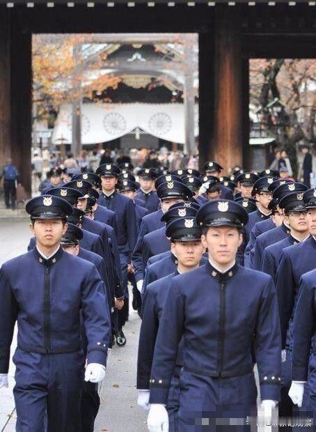 日本自卫队青年军官靖国神社拜鬼。让日本法西斯复活加速吧。中华优秀儿女早都已经饥渴