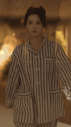 谁家现偶女主穿病号服被求婚 穿着病号服走出六亲不认的步伐，下一秒直接领证结婚！姐