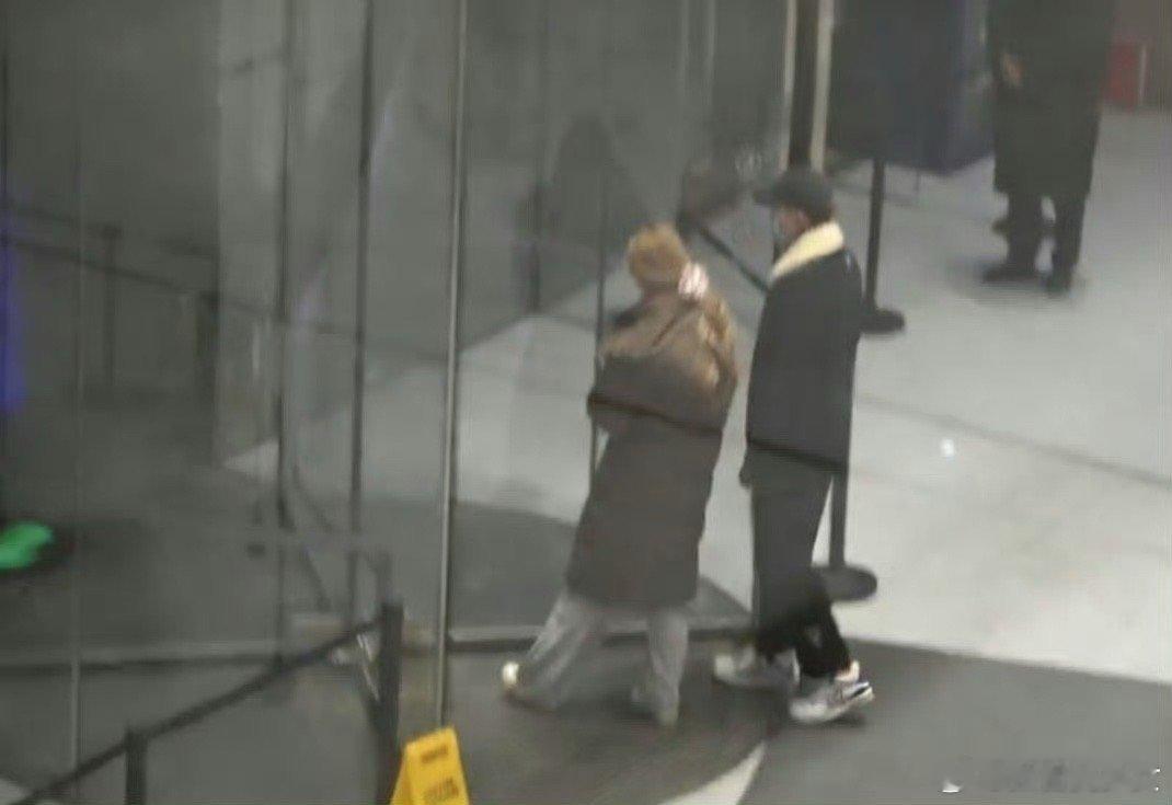 黄子韬徐艺洋逛街黄子韬和徐艺洋一起逛街，徐艺洋下车，黄子韬小心呵护着，真的太甜了