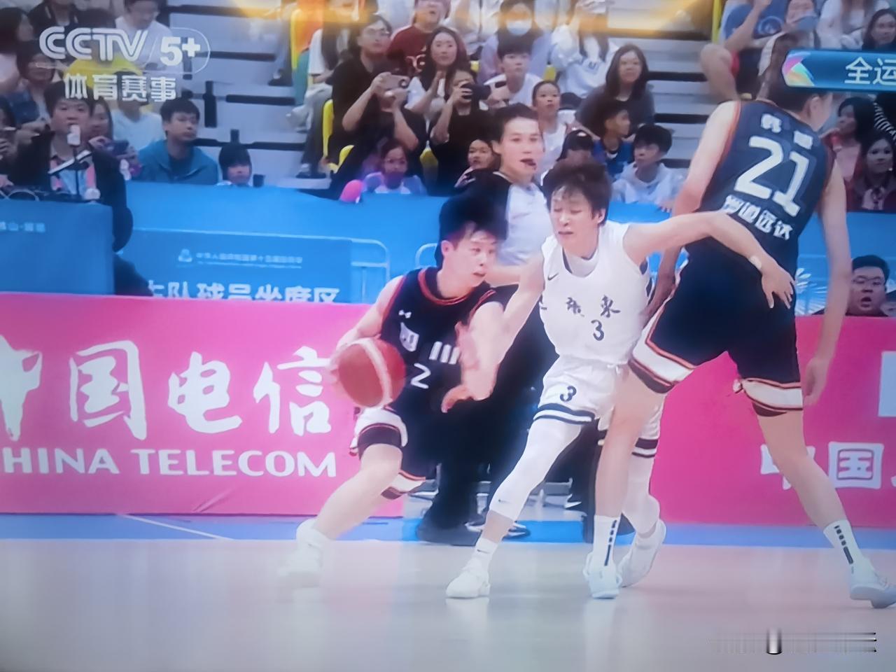 广东女篮夺冠的背后到底发生了什么？杨力伟假摔，却判了韩旭犯规，这吹罚的尺度让比赛