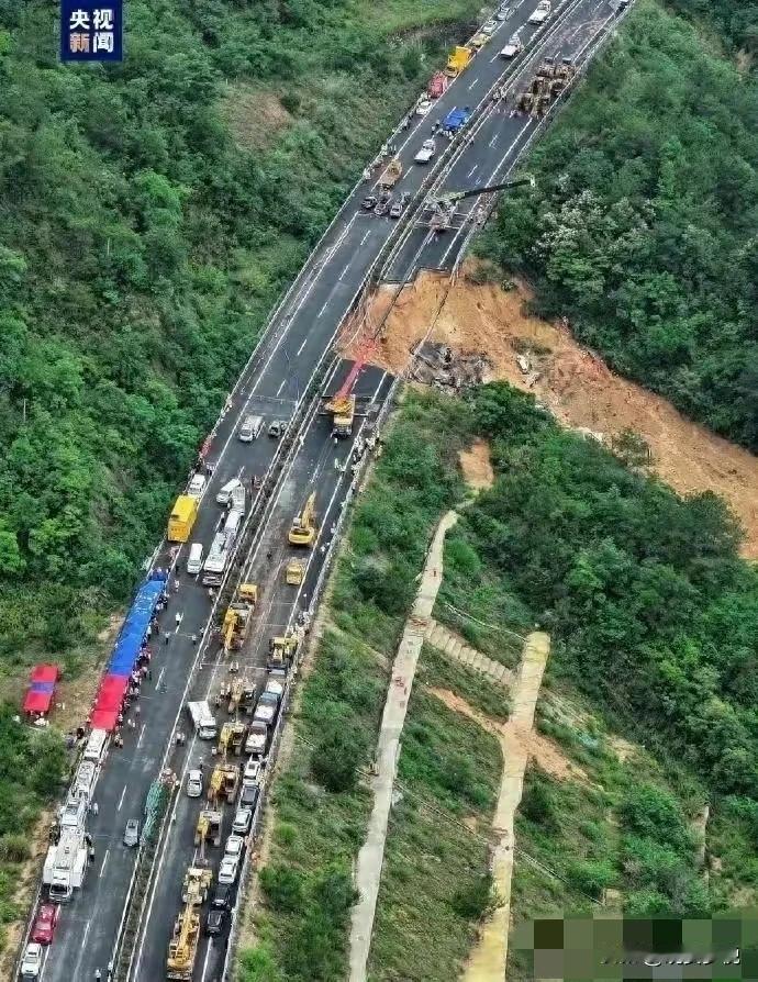 高速公路塌陷，又有人怪豆腐渣工程，拜托，不要什么都怪工程质量好吧！大家看看这里的