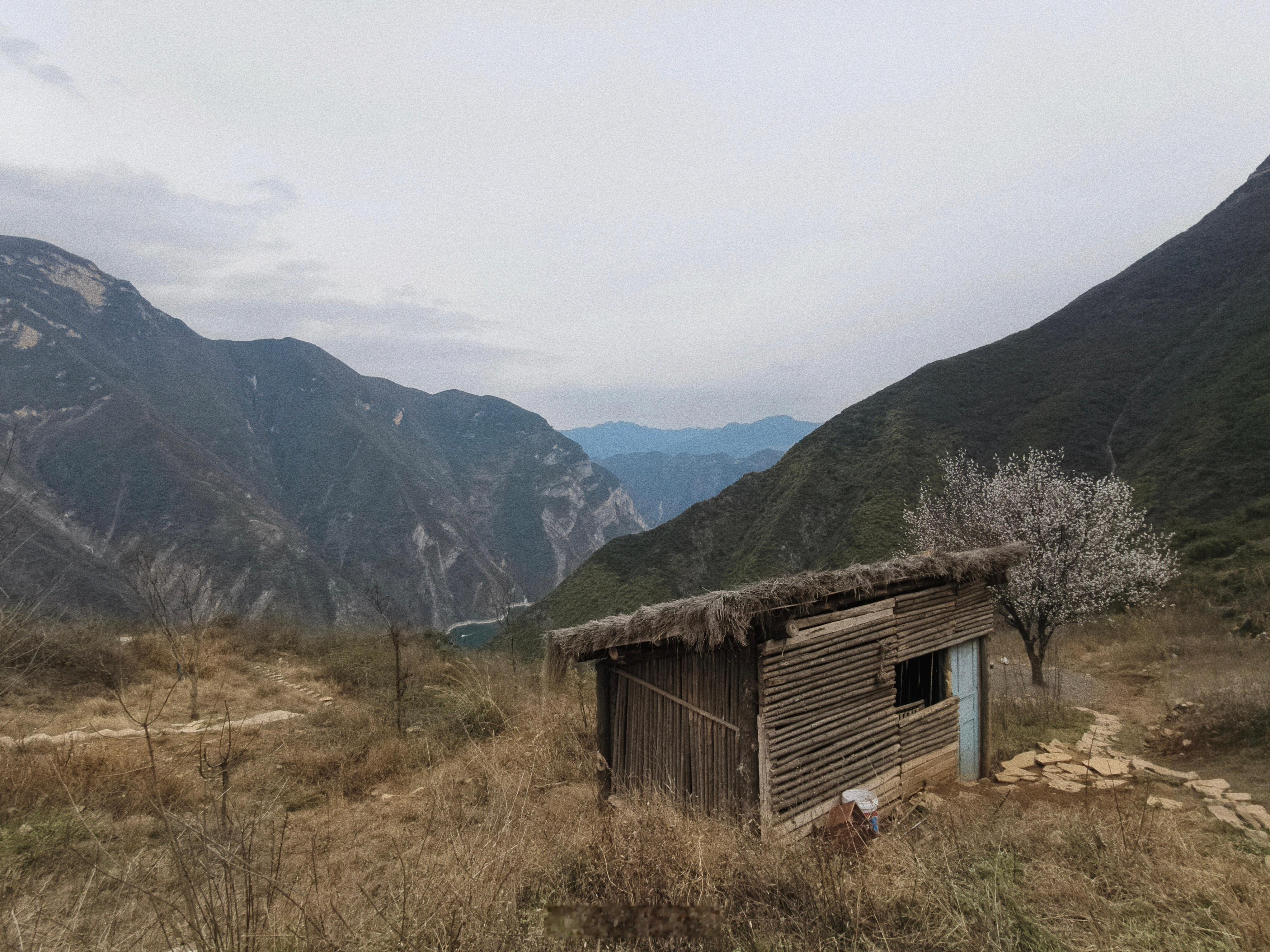 「回味 · 巫山小三峡溜达瞎拍」⛅️🚶⛰️有梦的白鸽飞过最深爱的屋顶有片羽毛飘