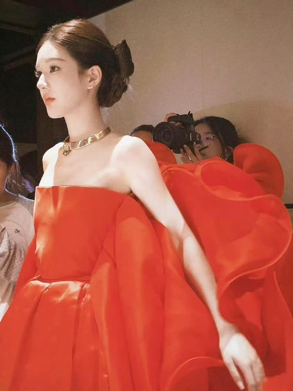 赵露思在VOGUE活动身披剧中标志性红色高定礼服亮相，重现角色"许妍"的自信明艳