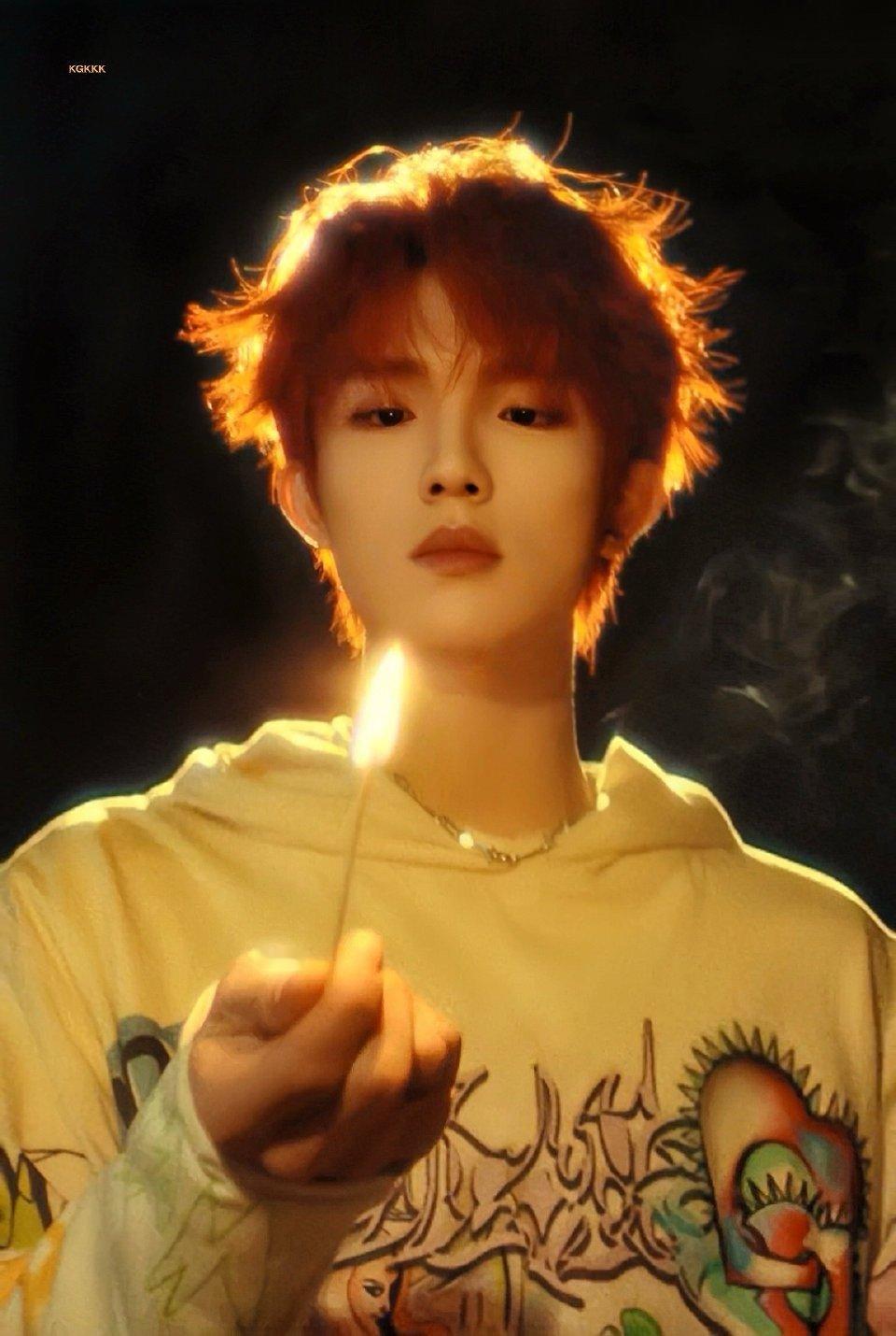 苏新皓已争气争气再争气舞台上的光芒万丈，都是练习室里的争分夺秒！苏新皓用实际行动