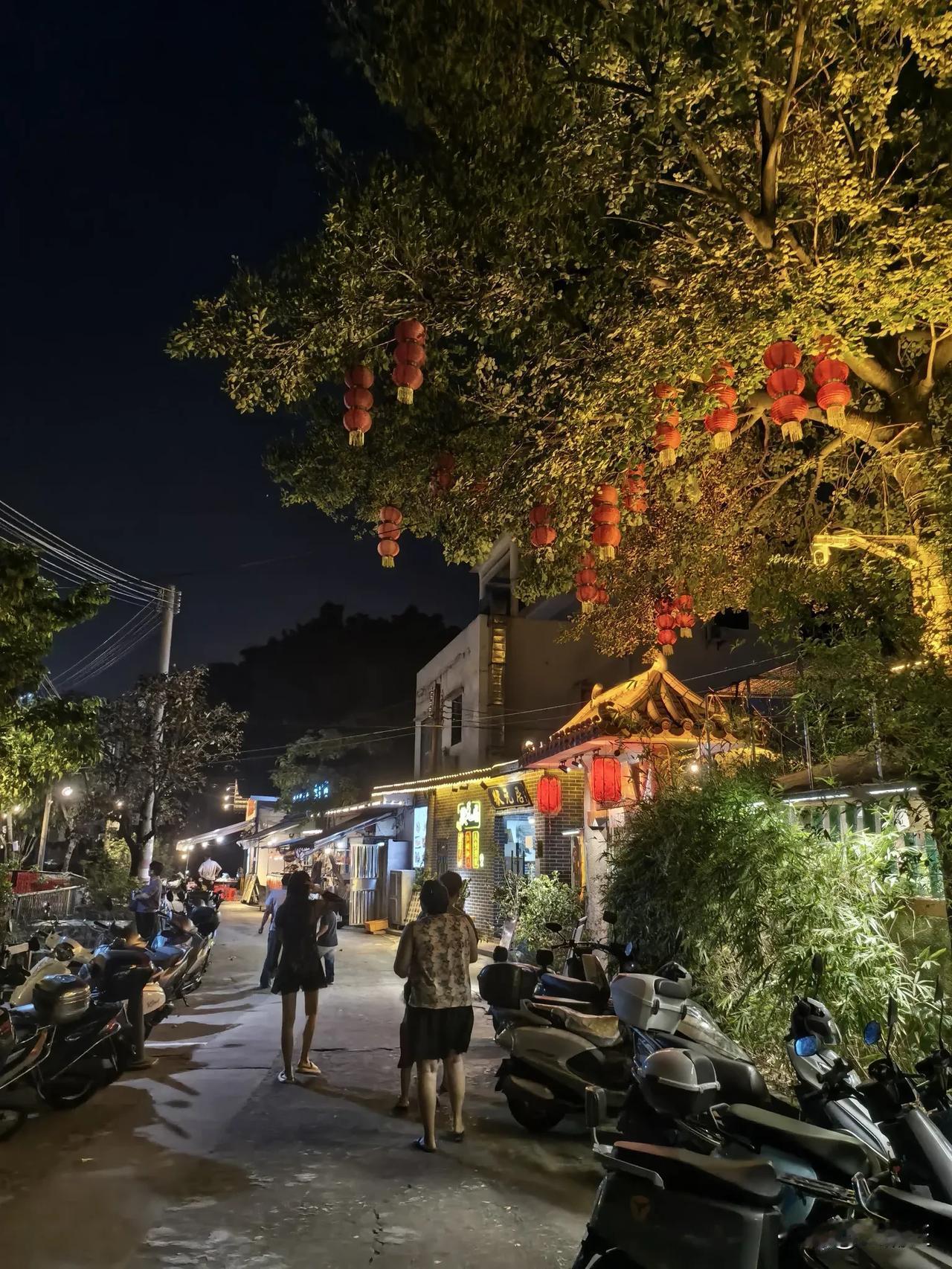 藏于闹市的耙冲美食村。
      在江门市区育德中学旁，高楼林立之间，藏着一处