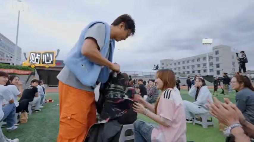 刚才回放邓超脱外套给观众那幕，我直接被暖到。他看学生的眼神特慈祥，问“冷吗”的时
