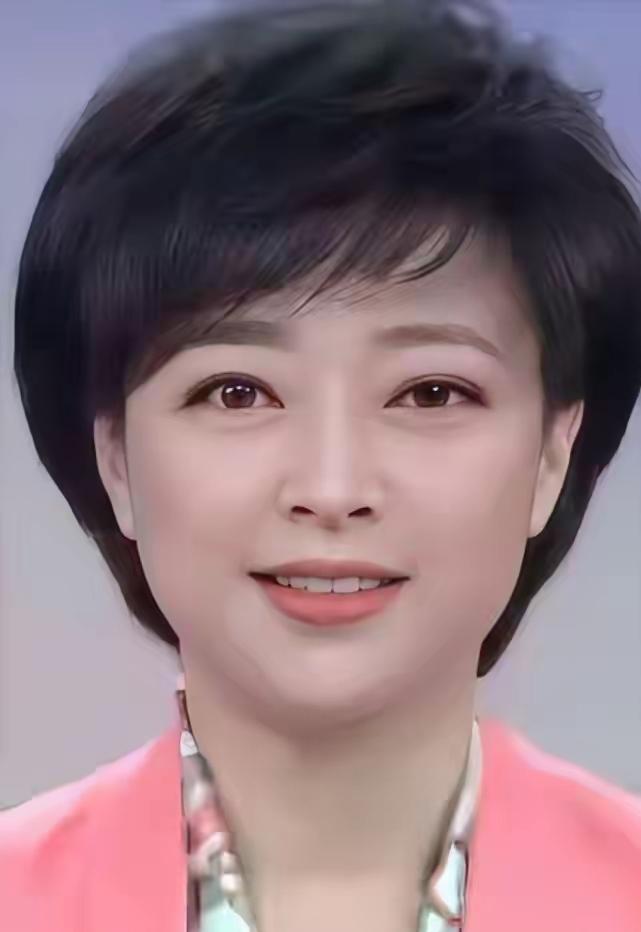 央视目前最有气质的一个主持人，比李修平漂亮，比倪萍还要有气质。

她长着一副国泰