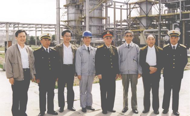 1993年4月，军委副主席刘华清上将视察镇海石化总厂。右四是刘华清上将。左二是当