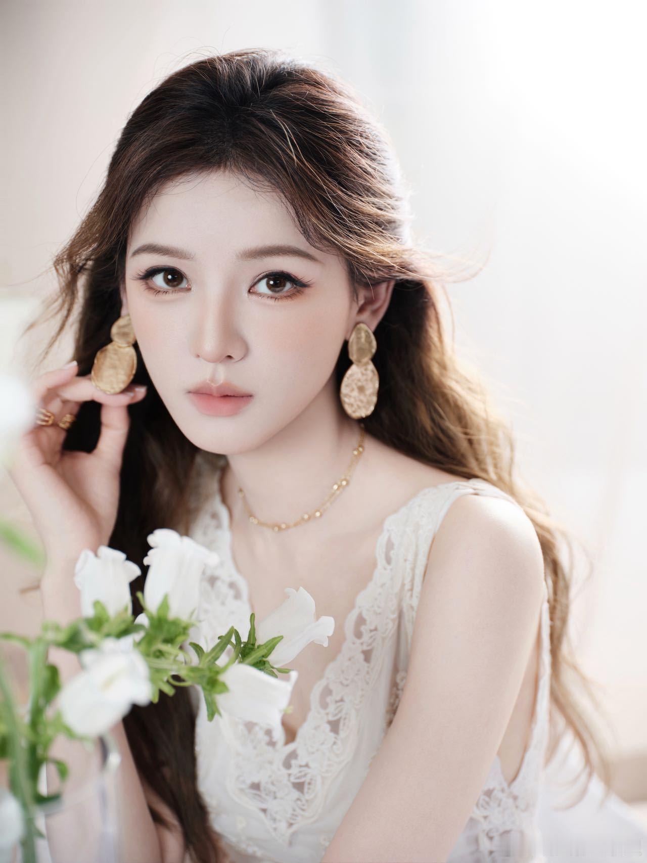 谁懂啊！在上海citywalk偶遇张予曦真人比精修图还要好看，路人镜头下美到失语