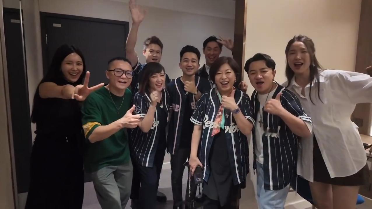 2026年8月2日，王祖蓝和一名华人女性音乐家合影。并且为其在香港会展中心的音乐