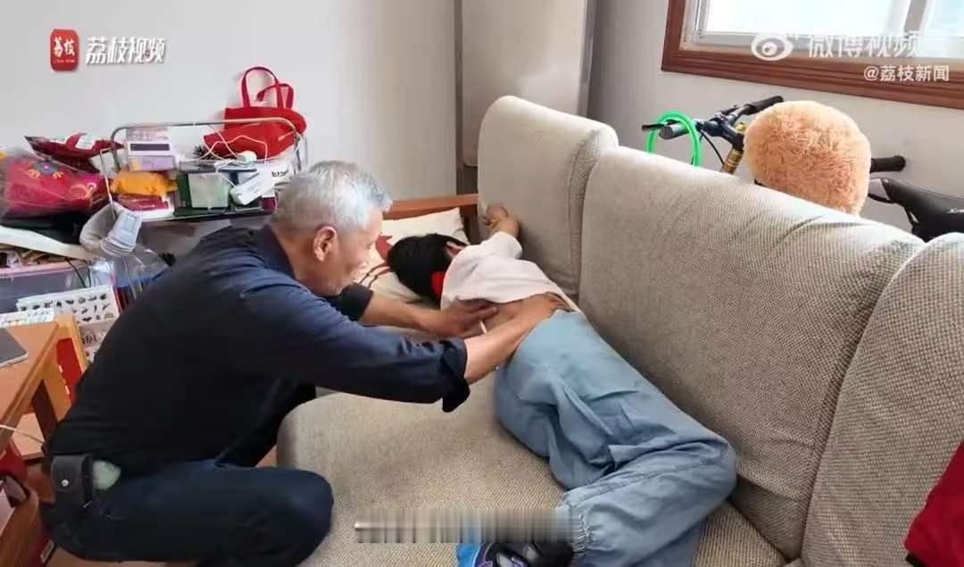“这位父亲火了！”江苏南京，一70岁大爷6个月大的外孙，被确诊脊“婴幼儿渐冻症”