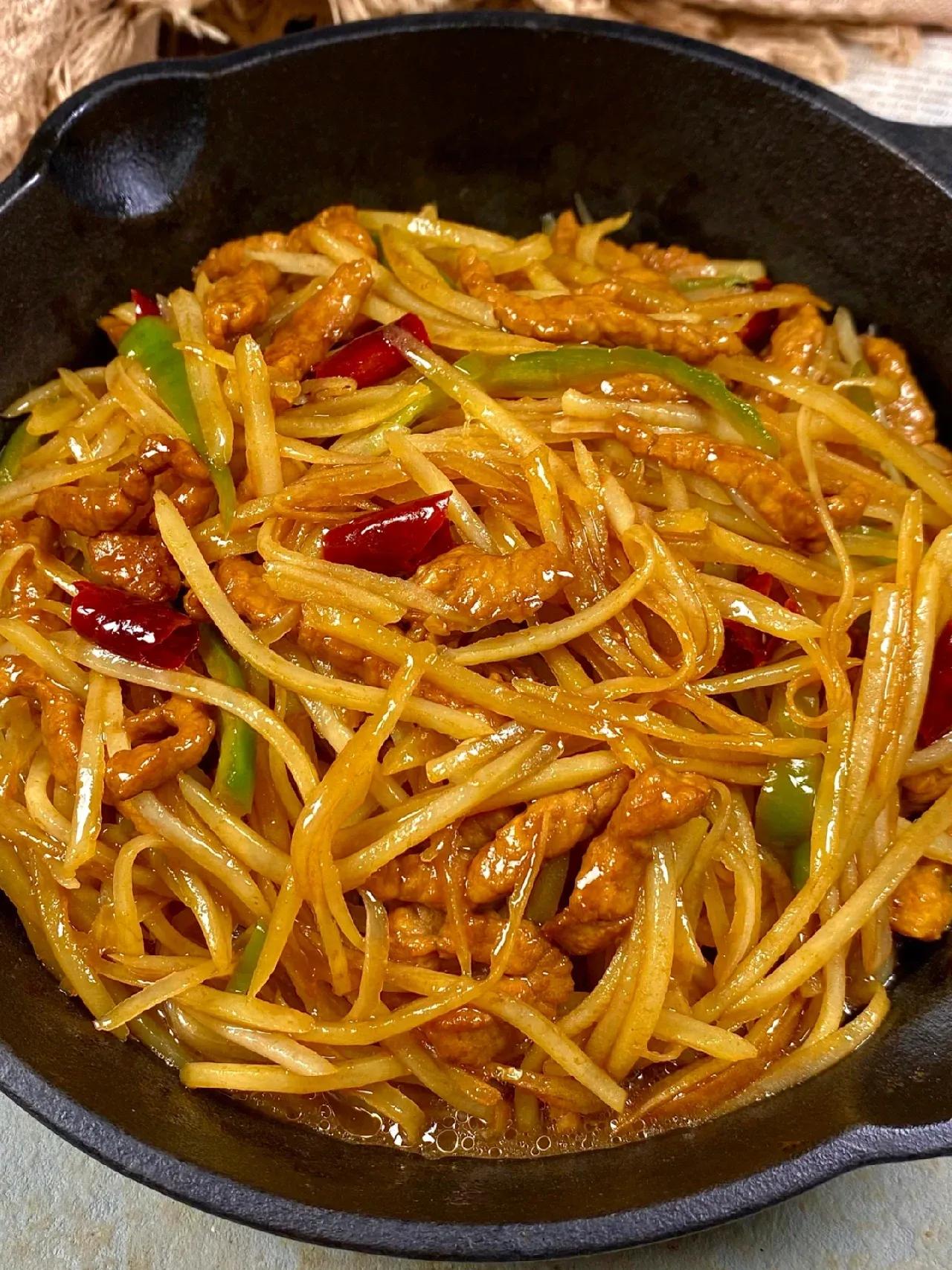 每次一做这个土豆丝炒肉，我都可以炫好几碗米饭！肉丝嫩滑可口，土豆丝清脆爽口！
香