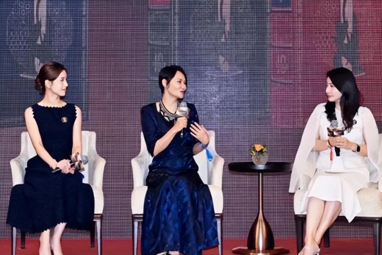 章泽天明明那么美，在郭晶晶旁边却成了陪衬，网红脸败给阔太脸