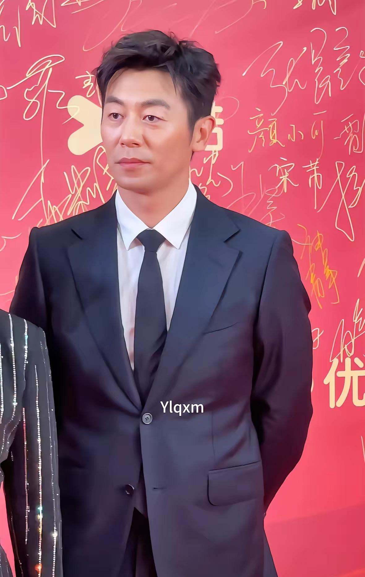 飞天奖红毯上，镜头直接怼到朱亚文脸上。

黑西装，脸圆了，浮肿明显。网友说：少了