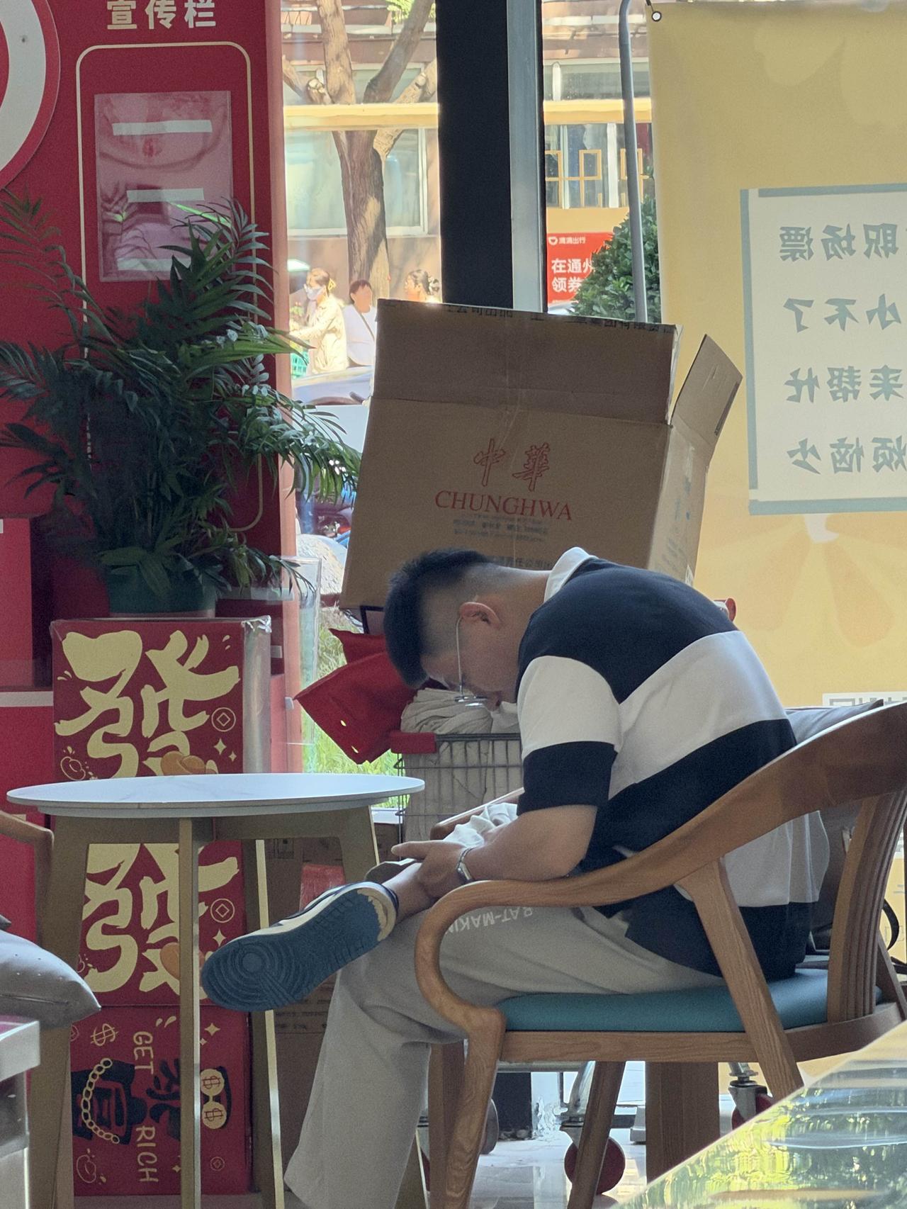 这么看手机对颈椎非常不友好！看手机的危害性 睡前刷手机危害 过度刷手机 休闲坐姿