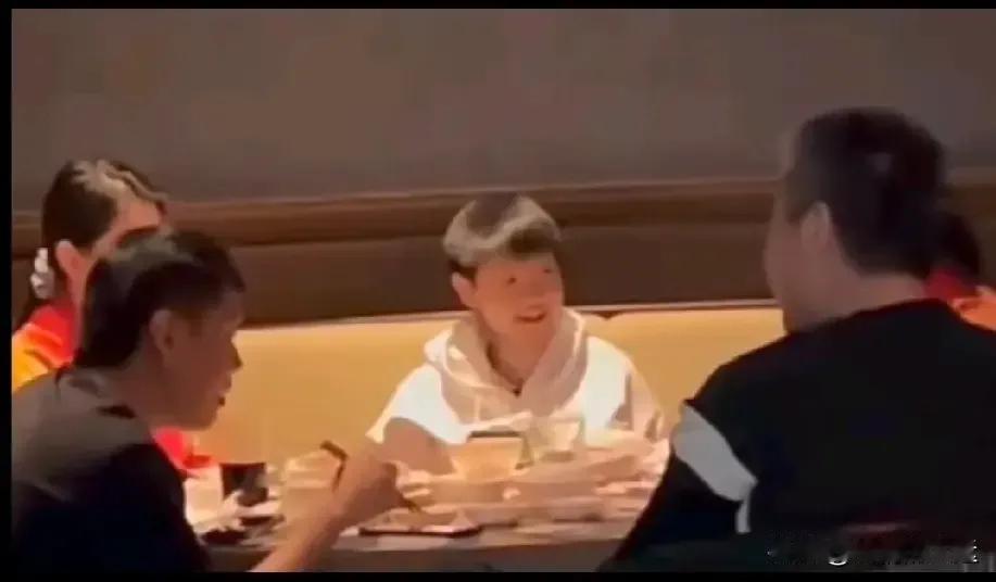 莎局主持会议：
研究形势
任务布局
一二三四
形成决议
爷爷邱爸
负责落实
如有