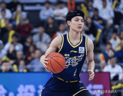 徐杰状态太低迷了，垃圾时间都打满了，篮筐都打歪了，



徐杰状态低迷，面对上海