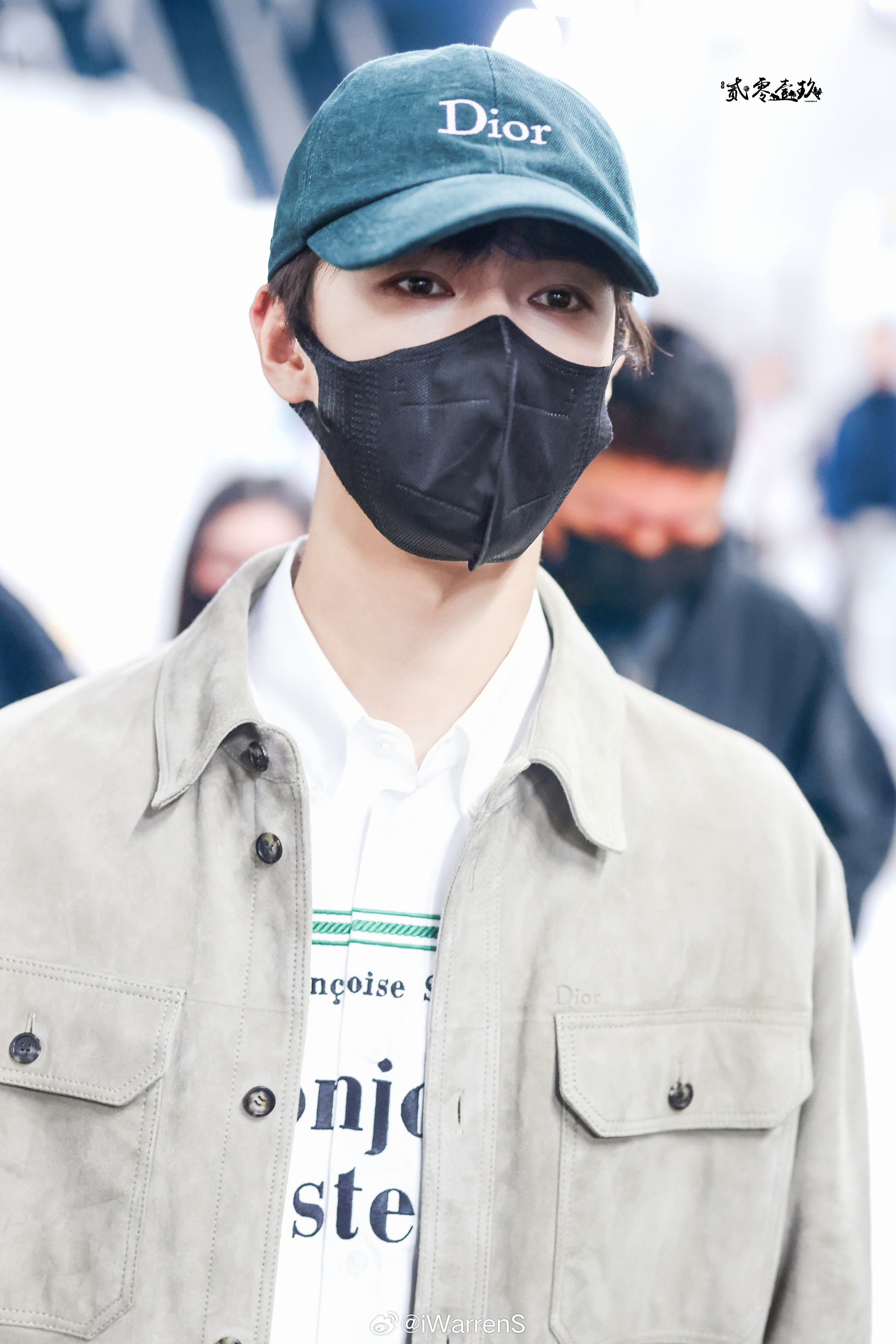 李昀锐出发巴黎时装周造型路透来了！帅气的小林呀！