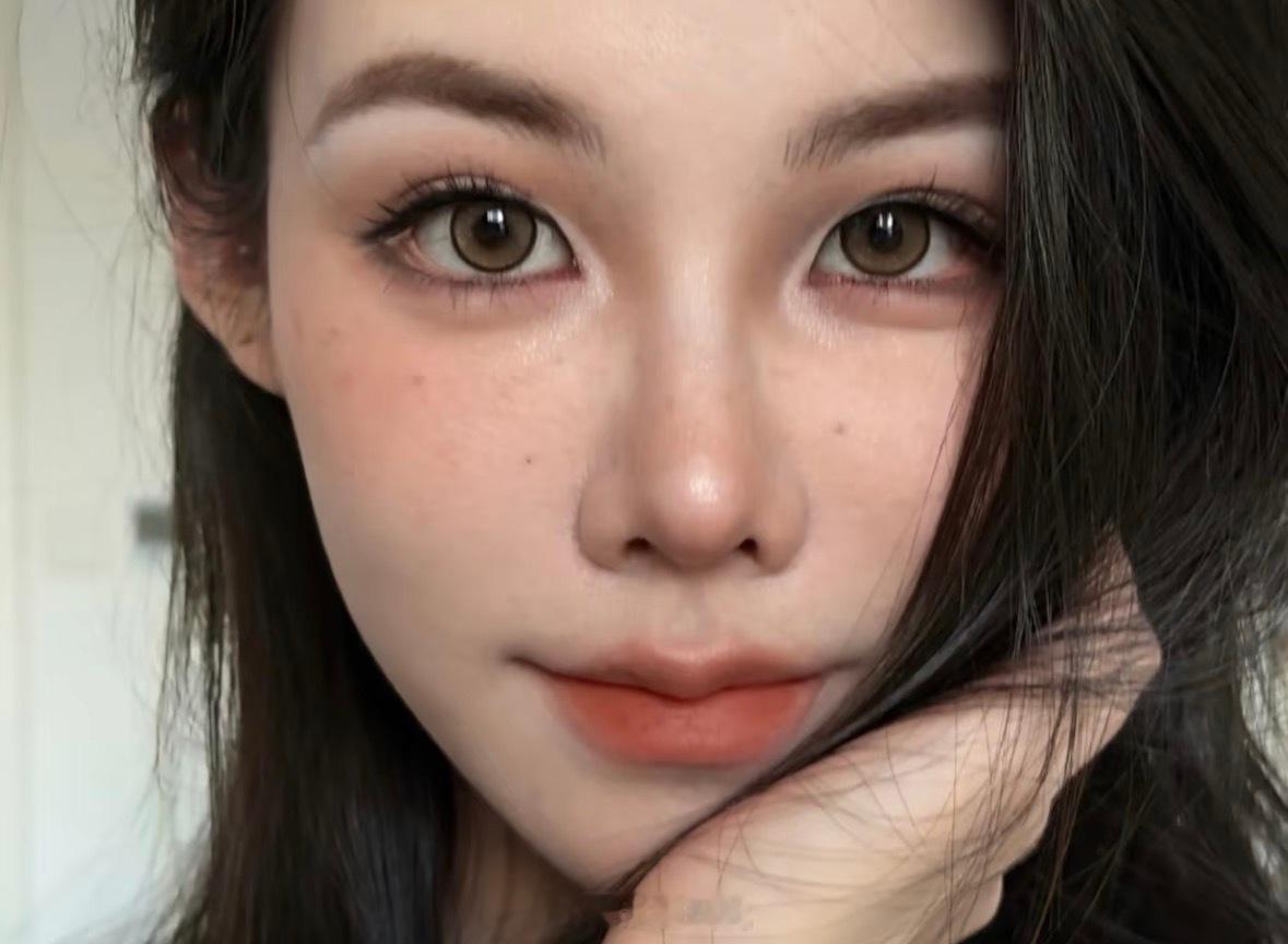 只有姜乘澜能教会我化妆有幸遇见姜乘澜，手把手教我解锁化妆技巧。耐心又细致，一点点