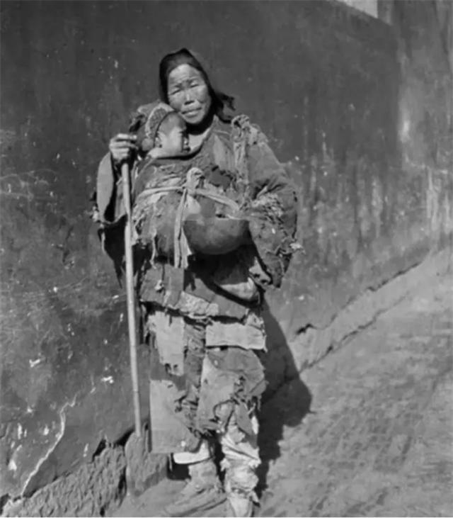 1949年，湖南平江解放后，有一个乞丐模样的妇人，径直走进了县委大院，当门口的守