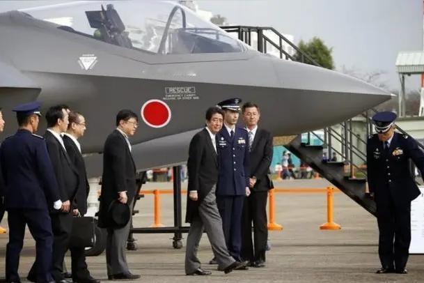 日本在南海跳得越欢，家里的饭碗碎得越快。

9月下旬，菲律宾与日本以东盟防长扩大