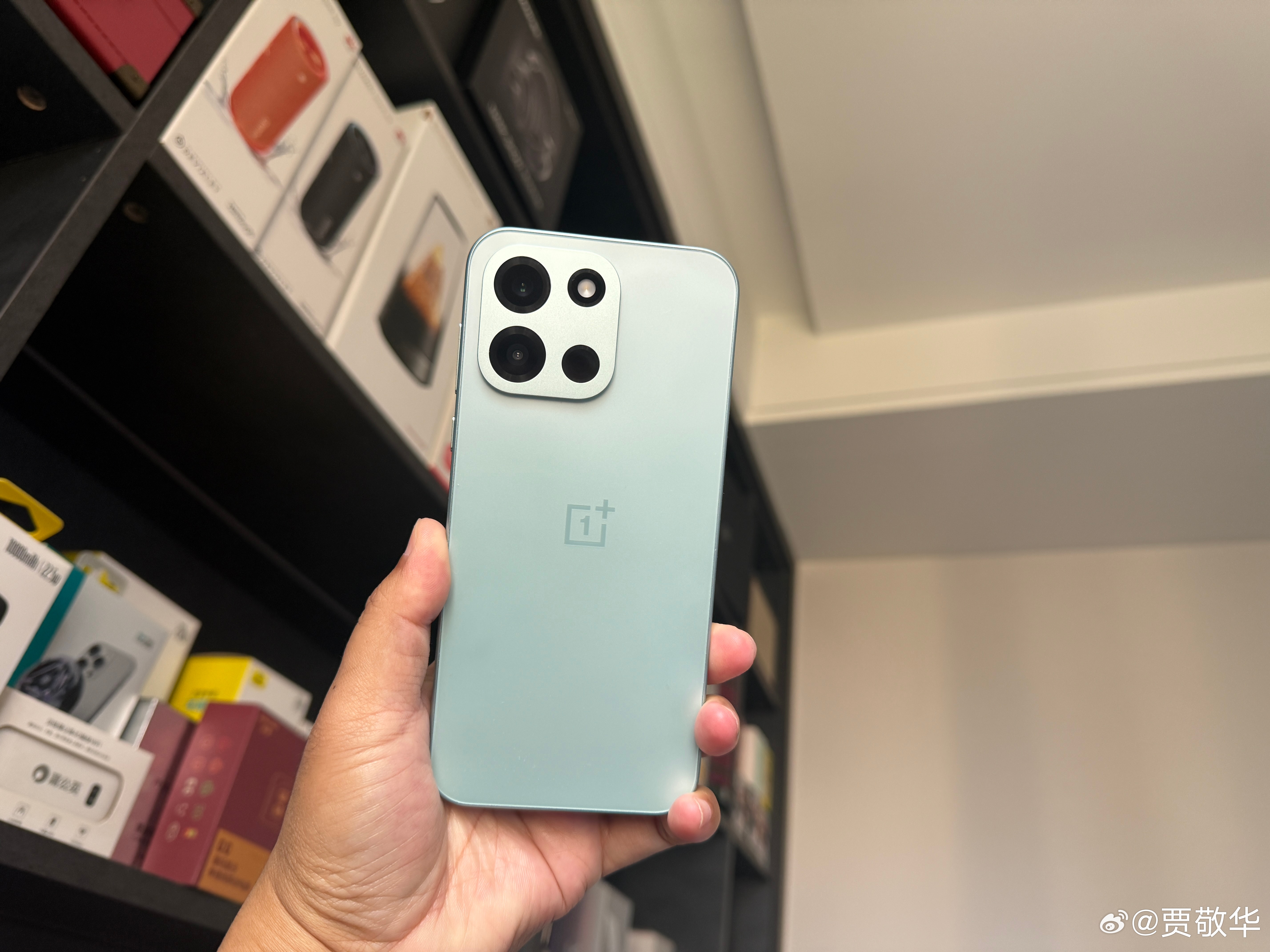 刚才朋友拿我的一加Turbo6玩游戏，说振感很爽，音质也很好。然后，他很好奇的问