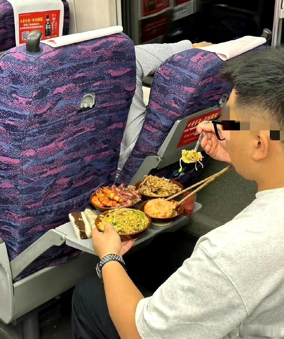 网友：高铁上看到这一幕，好家伙怎么才能友好的加入进去。。。 