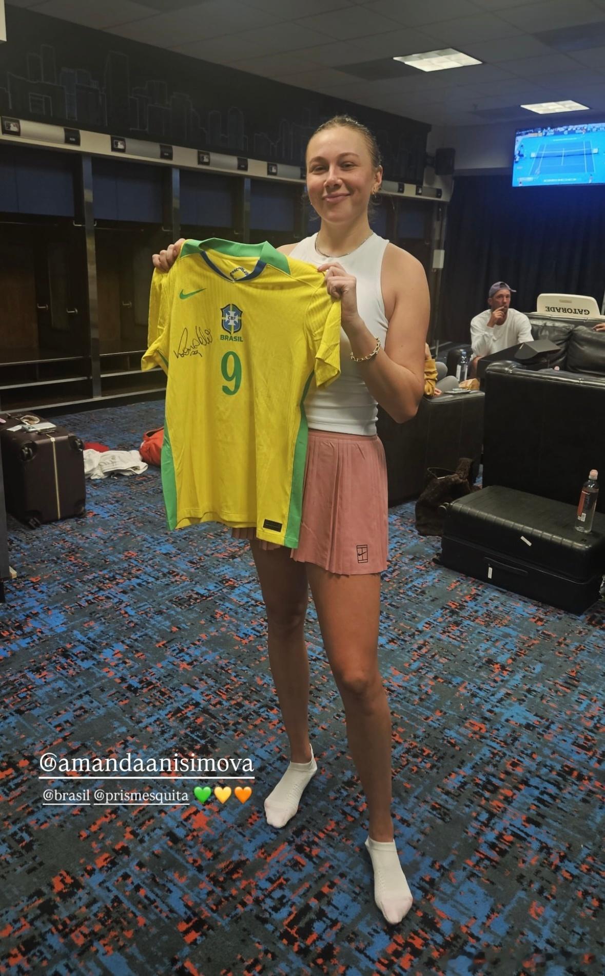 阿尼西莫娃收获了一件巴西足球巨星“外星人“罗纳尔多的9号亲笔签名球衣！满足感很强