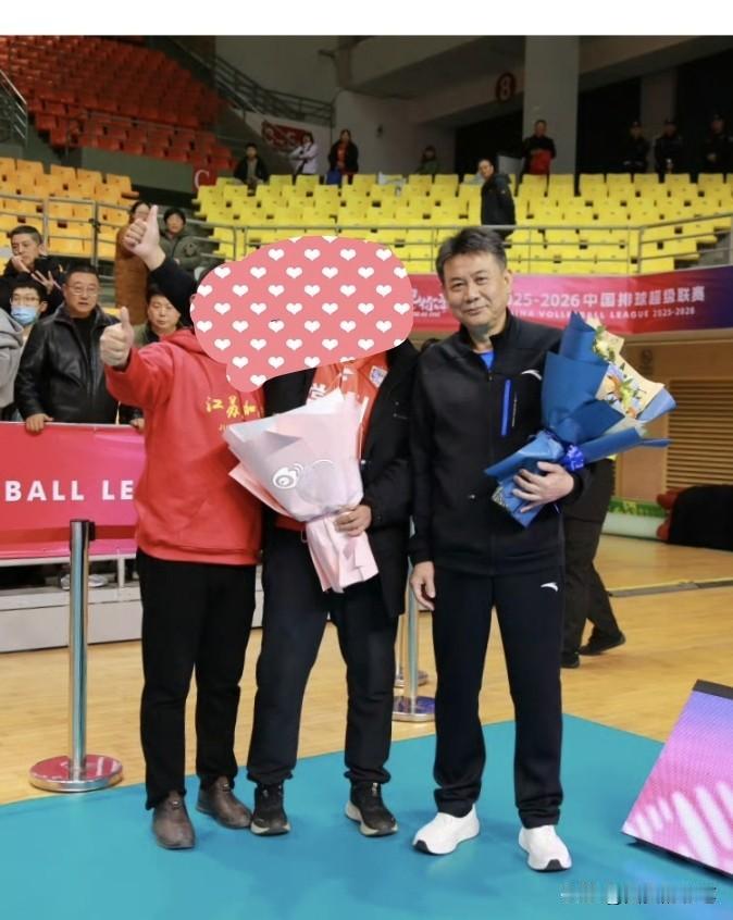 蔡斌教练在江苏的人气可真高
赛后蔡斌教练被粉丝围堵了。先是粉丝热情地追上来，为他