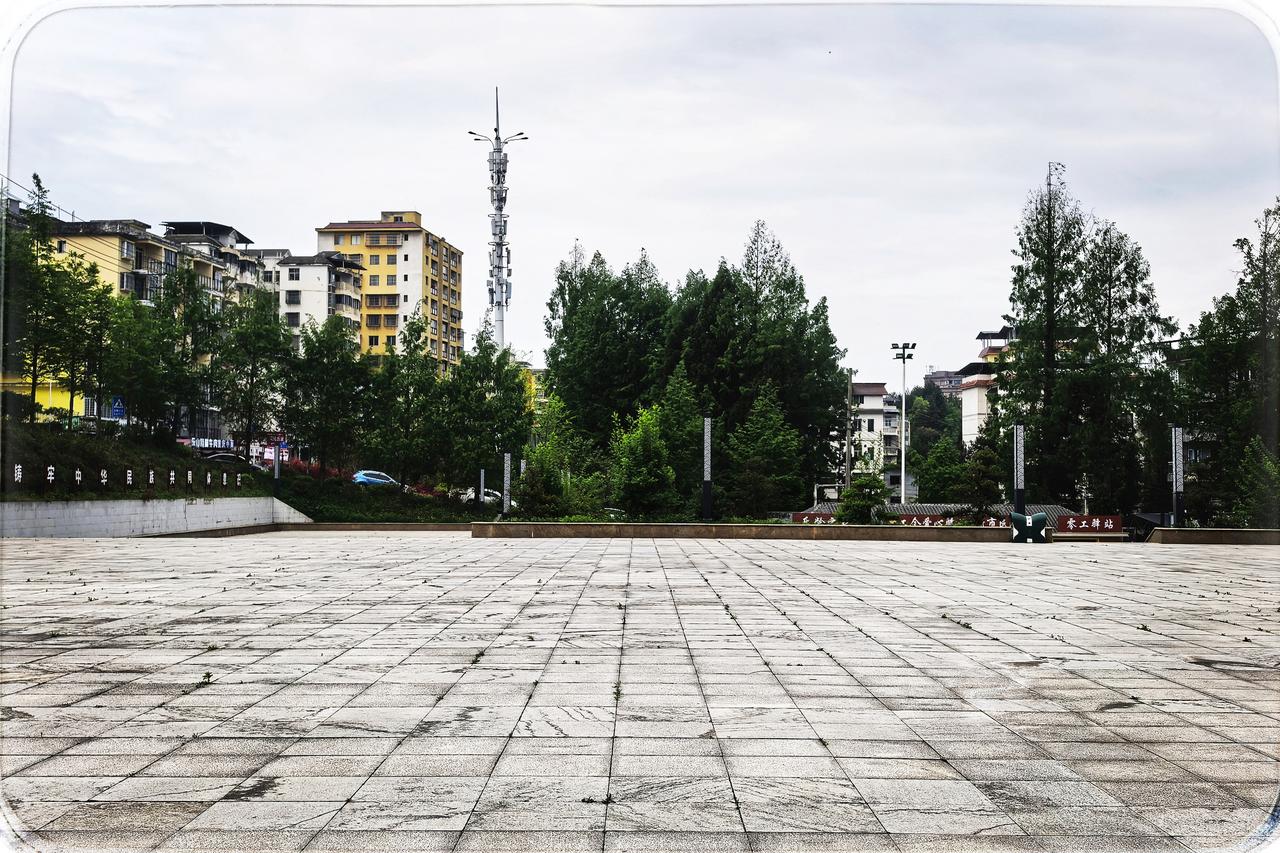 苏马荡商业广场：避暑者的梦之港
在苏马荡的天地间闪亮，商业广场似希望的殿堂。它是
