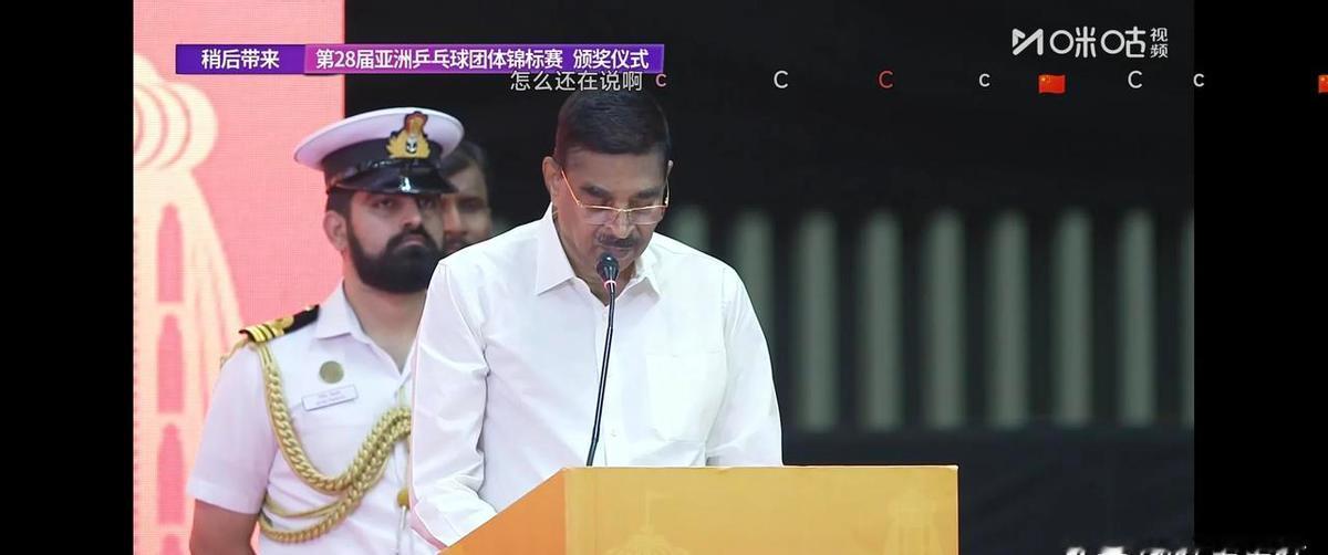 他蹲在工地墙角啃馒头，手机里是女儿发来的视频：幼儿园表演，喊爸爸。
他没回，怕自