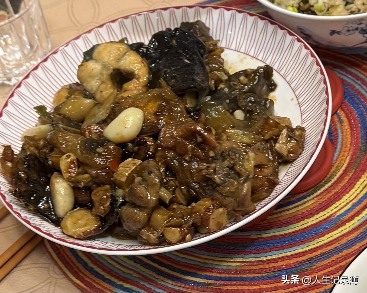 我就想不通这个事。在饭店吃的菜感觉很好吃，吃不完打包回家，到家后基本没人吃。难道