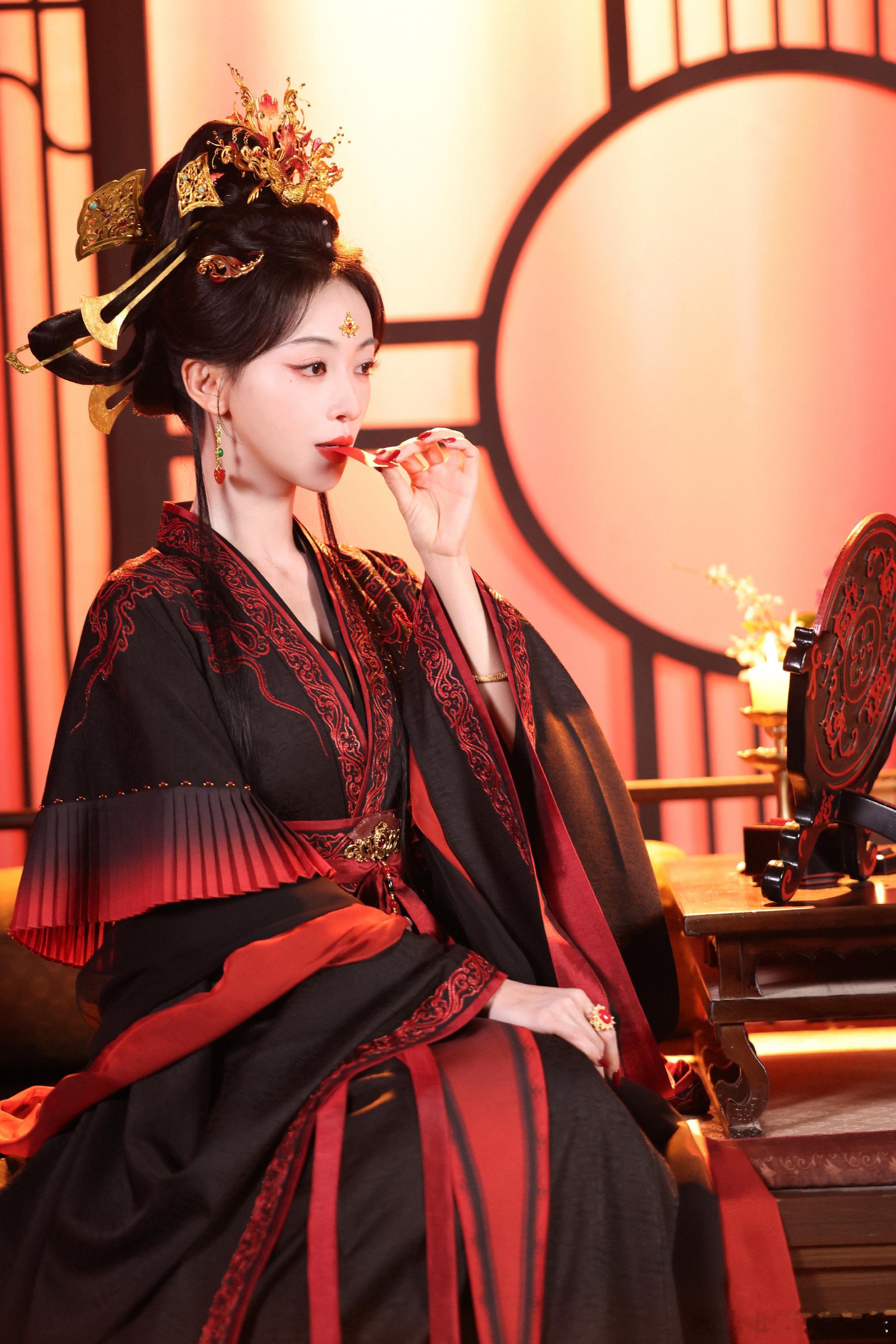 吴谨言哭戏无情也动人吴谨言眼泪里全是野心 谁能想到楚楚落泪的模样之下，藏着满腔抱