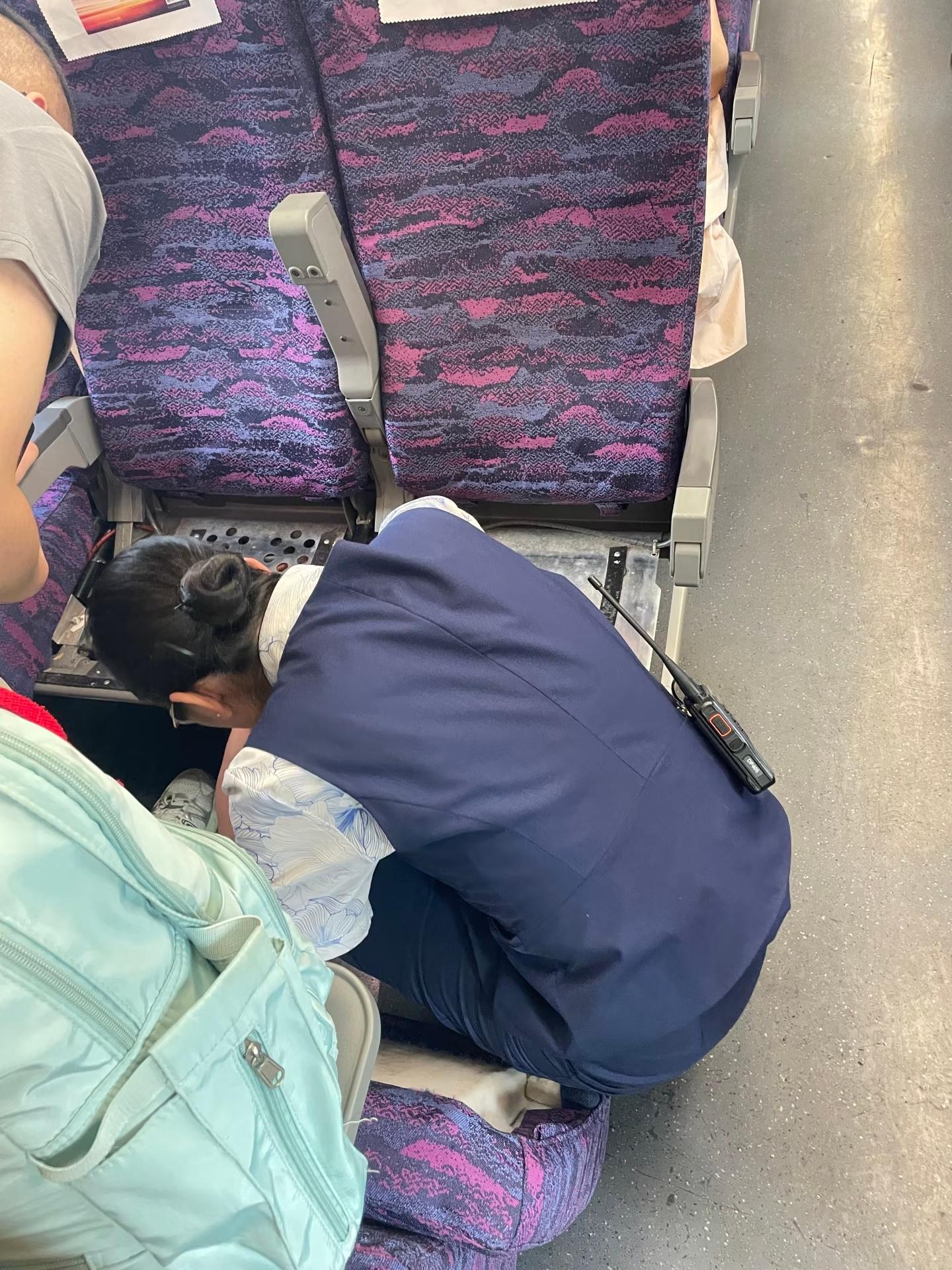 耳机掉了，乘务员小姐姐帮忙找🥺 