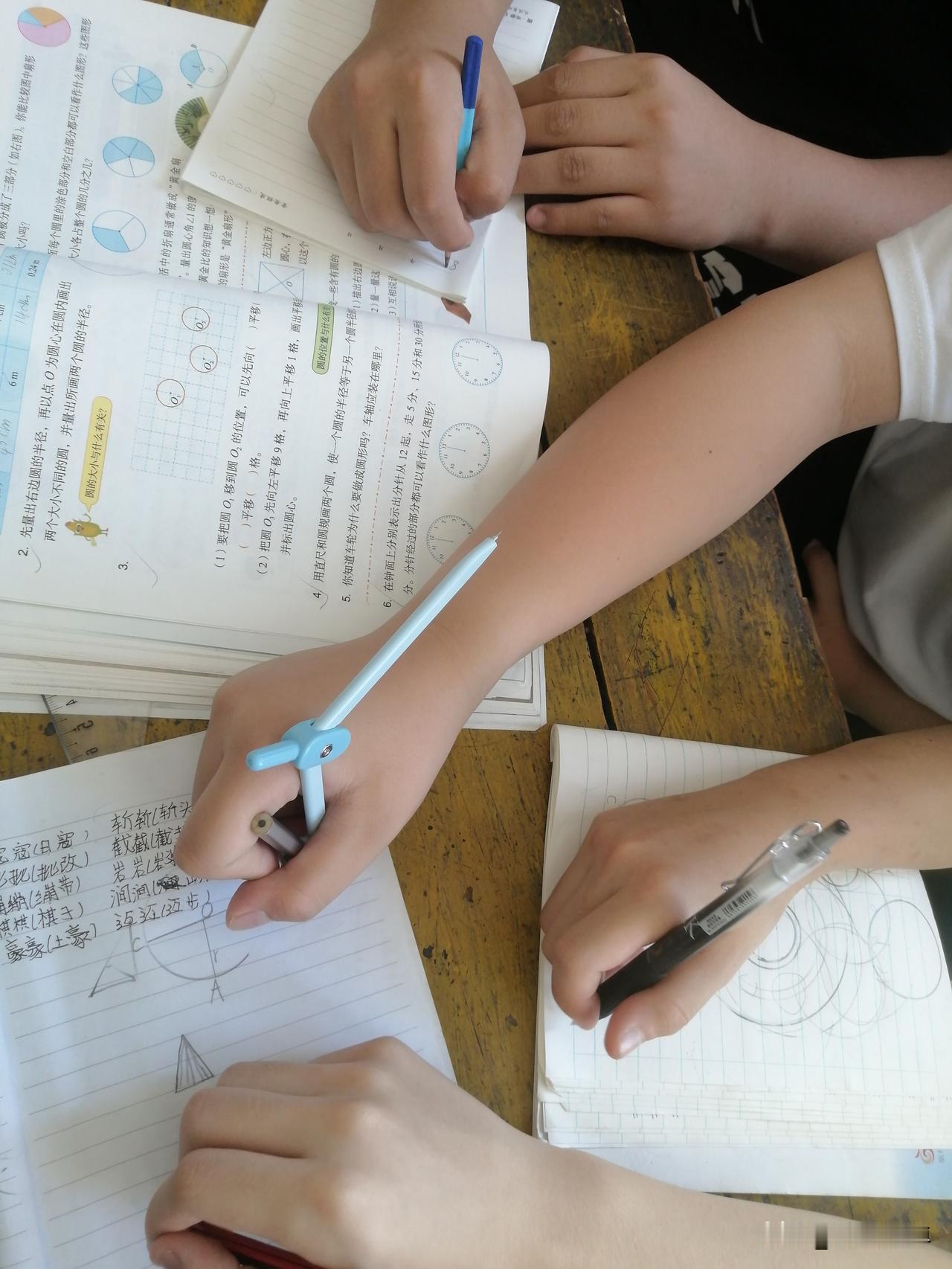 看看孩子们真的爱学习，即使没有本子也抢着做作业。
点赞点赞点赞点赞。孩子读书习惯