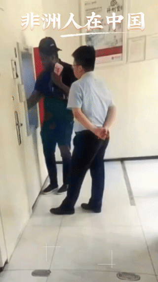 一名黑人男子第一次来银行存钱竟然不会使用ATM机？
他站在机器前面捣鼓了半天也没