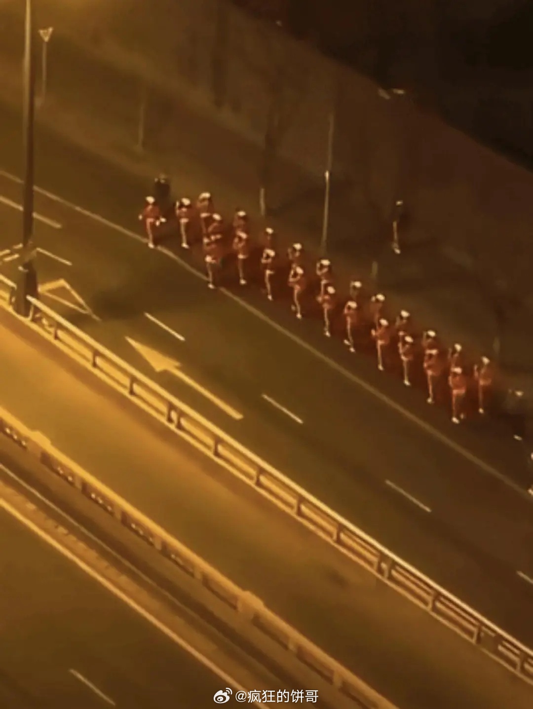 警方已约谈太原暴走团负责人 这种暴走团在城区街道列队健走，音响声音特别大，周边居