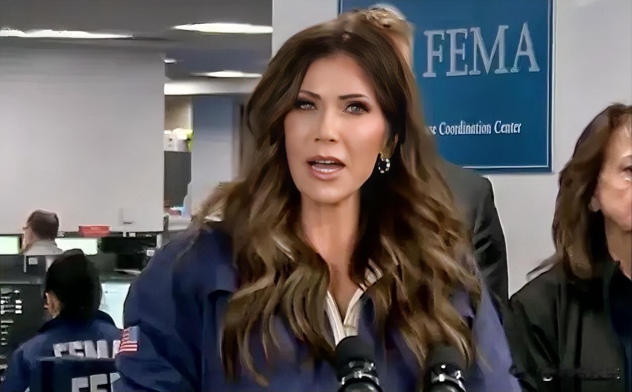 美国国土安全部长克里斯蒂·诺姆:“他们阻挠袭击执法人员，我看到有物品扔向他们，包