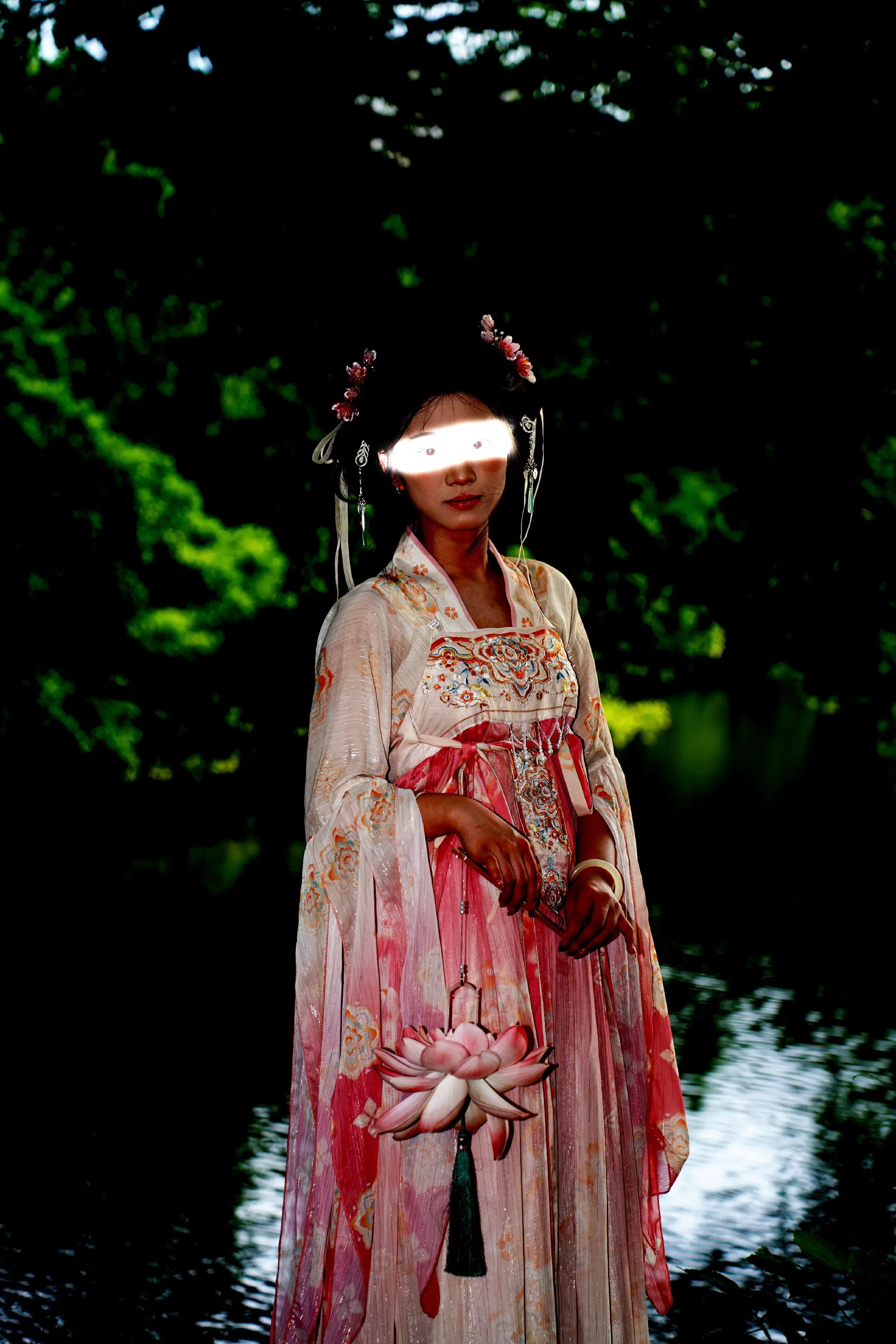 小姐姐说很喜欢光影的感觉，拍完她非常满意，安排了火锅