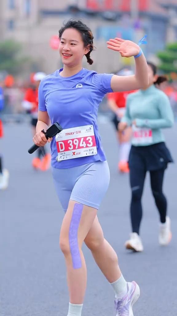 分享我这周有趣的事：美女脚步不停，跑步热爱不止。健康向上的美。