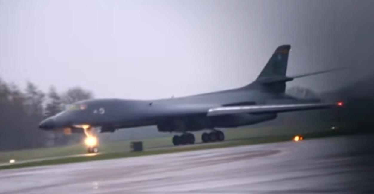 战火升级，局势愈发紧张。战略轰炸机高调部署，导弹密集升空，硝烟在城市上空弥漫，建