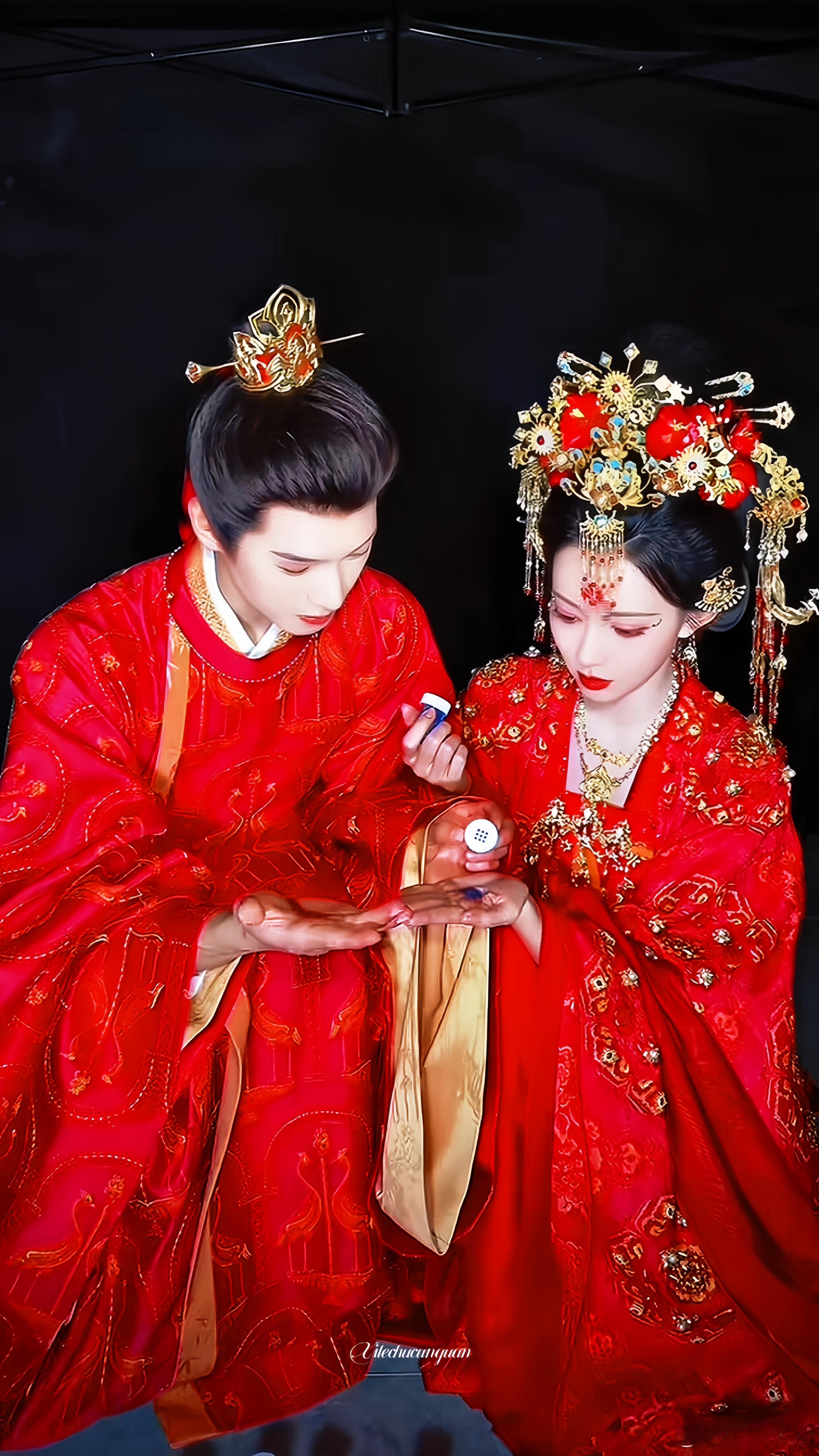 扶摇直尚第一天见面就亲亲啊反复回看这段名场面，两个人眼神交汇的瞬间暧昧拉满，这个